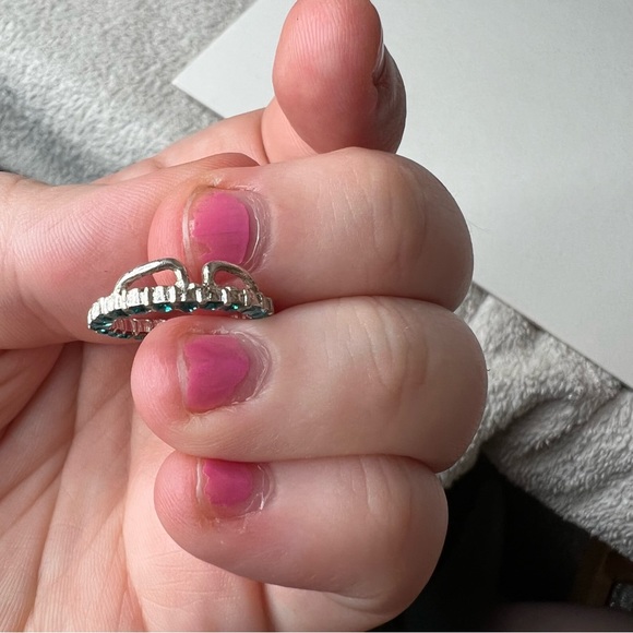 ❤️Silvertone and blue rhinetsone circular pendant - Picture 3 of 7